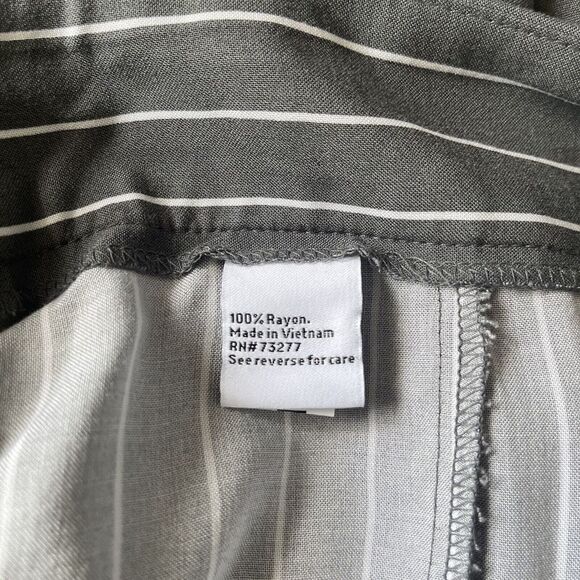Nine West Women's Shorts XXL Gray Striped Pull On Rayon - Picture 9 of 11